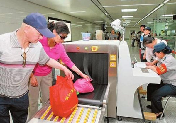 進地鐵車站過安檢,食物飲料進安檢機接受X光掃描檢查后還能吃嗎？安檢x光機對食物有無影響？