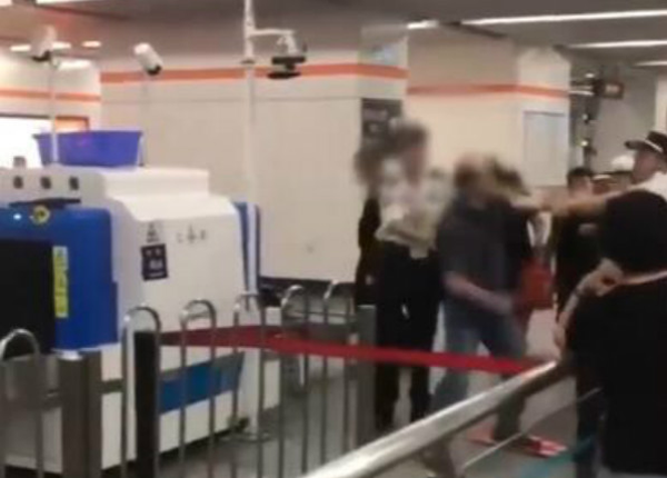 旅客拒絕安檢,與安檢員發生肢體沖突,致使安檢員停職